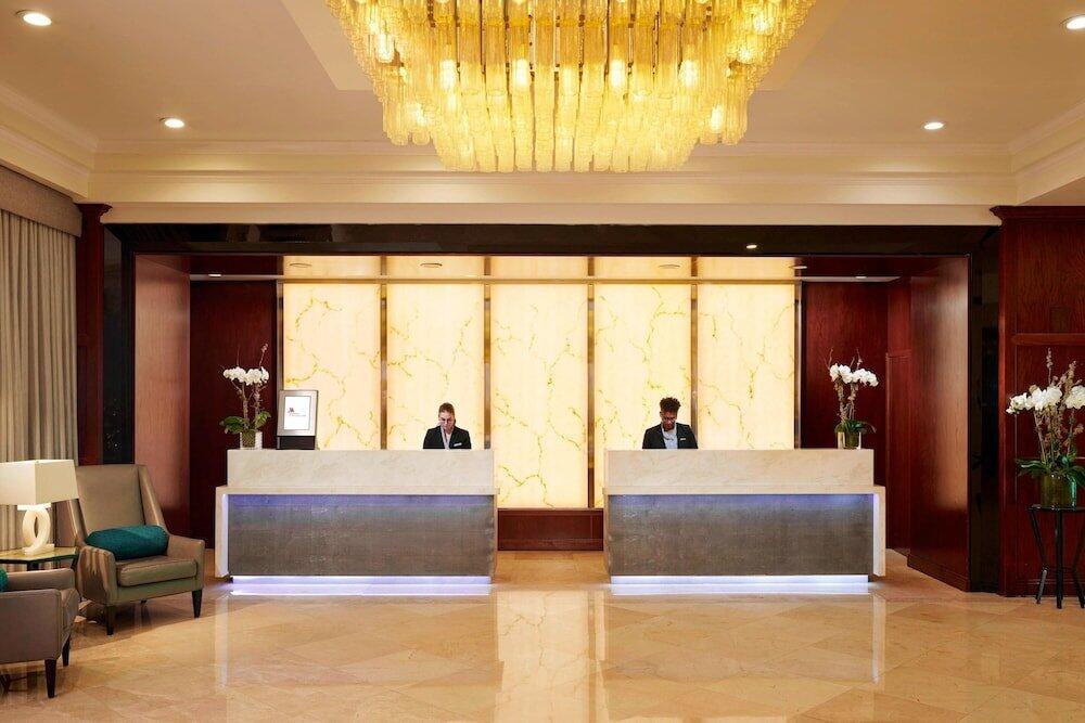 Marriott Dadeland lobby front desk.